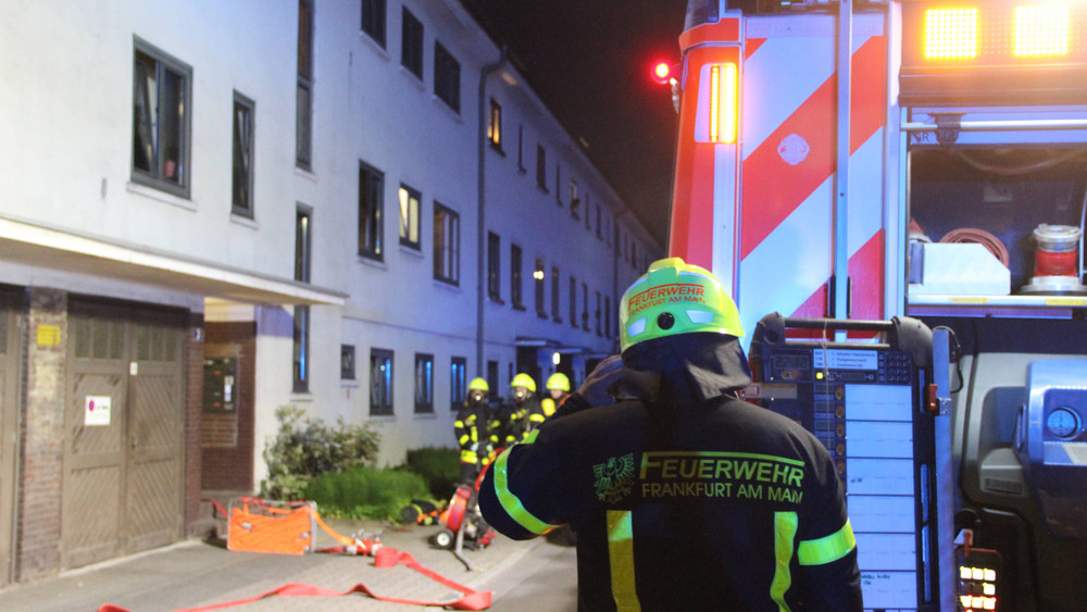 Die Feuerwehr wegen einer Verpuffung in Frankfurt im Einsatz.