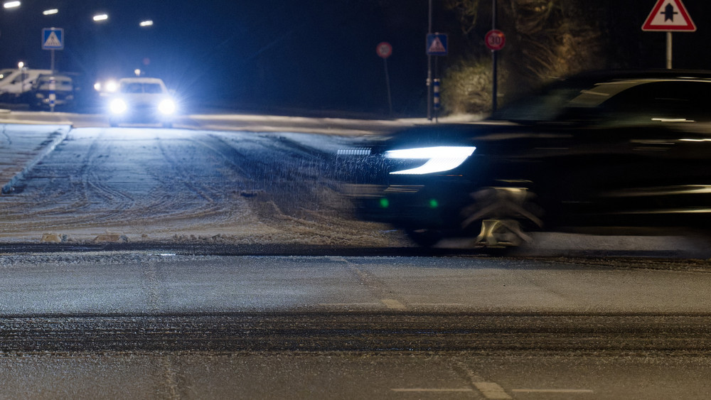 Auf glatten und verschneiten Straßen ist es in der Nacht in Teilen von Hessen zu Unfällen gekommen (Symbolbild).