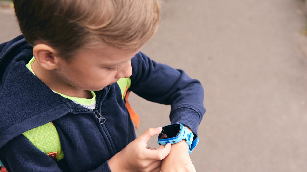Kinder dürfen im mittelhessischen Fernwald nicht mit Smartwatches in die Kita kommen (Symbolbild).