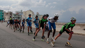 Hunderte Skater kommen zum Marathon am Malecón in Havanna