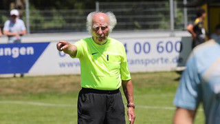 Letzter Pfiff mit 90 Jahren - Schiedsrichter geht in Rente