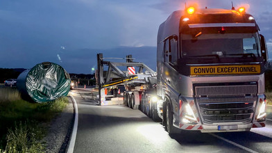 Tonnenschweres Windrad-Bauteil fällt von Schwerlasttransport