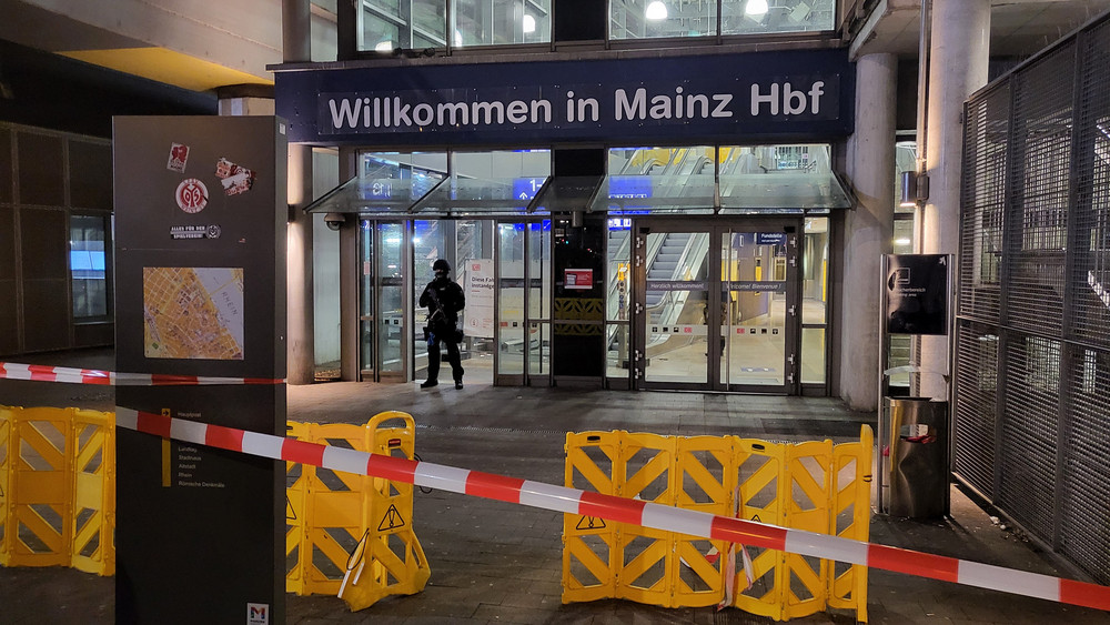 Der Mainzer Hauptbahnhof ist aktuell geräumt und abgesperrt.