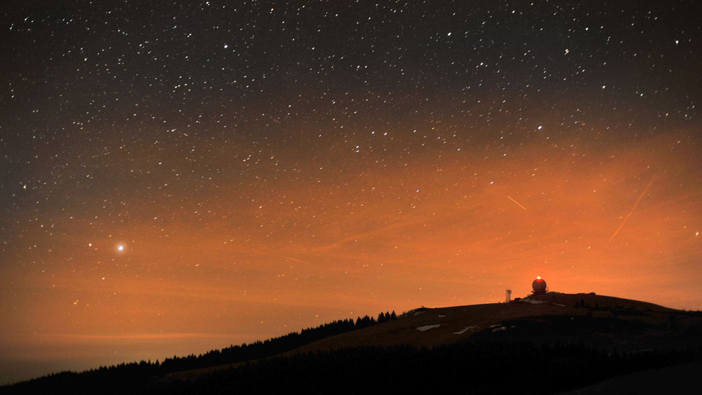 Der Sternenhimmel in der Rhön (hier der Blick auf das Radom) ist etwas Besonderes. 