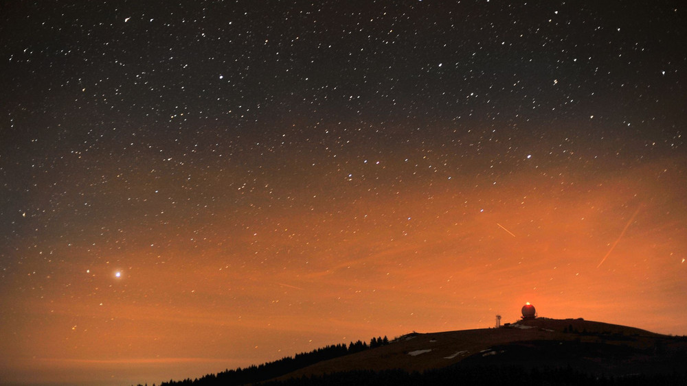 Das Radom auf der Wasserkuppe und der Nachthimmel über der Rhön. 