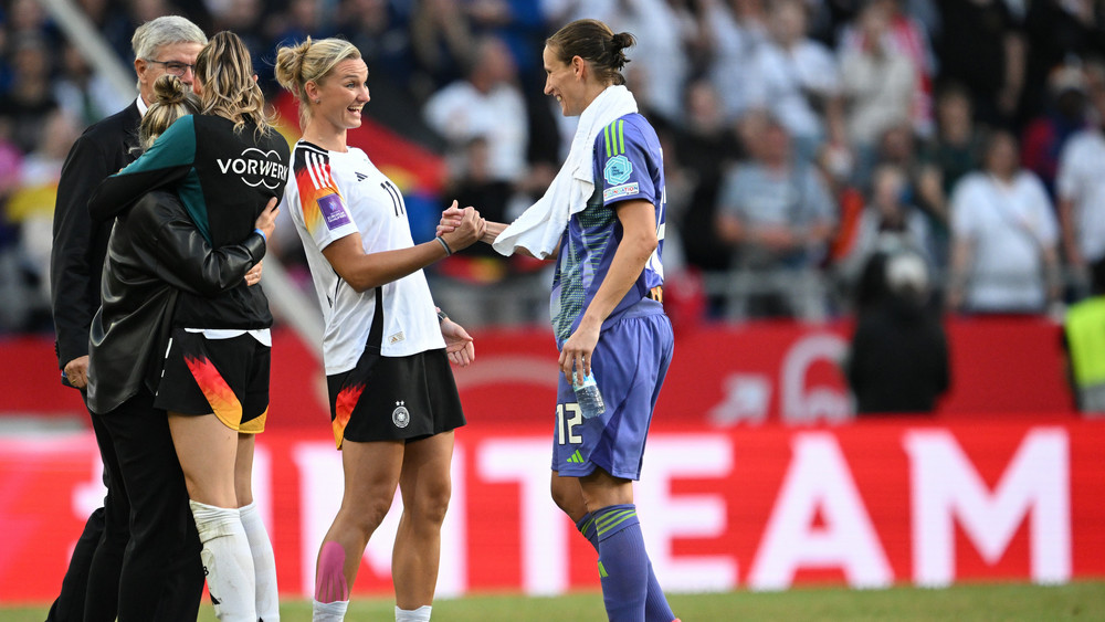 Die olympische Generalprobe ist geglückt. Die deutschen Fußballerinnen gewinnen in der EM-Qualifikation klar gegen Österreich - und bangen um Lena Oberdorf.