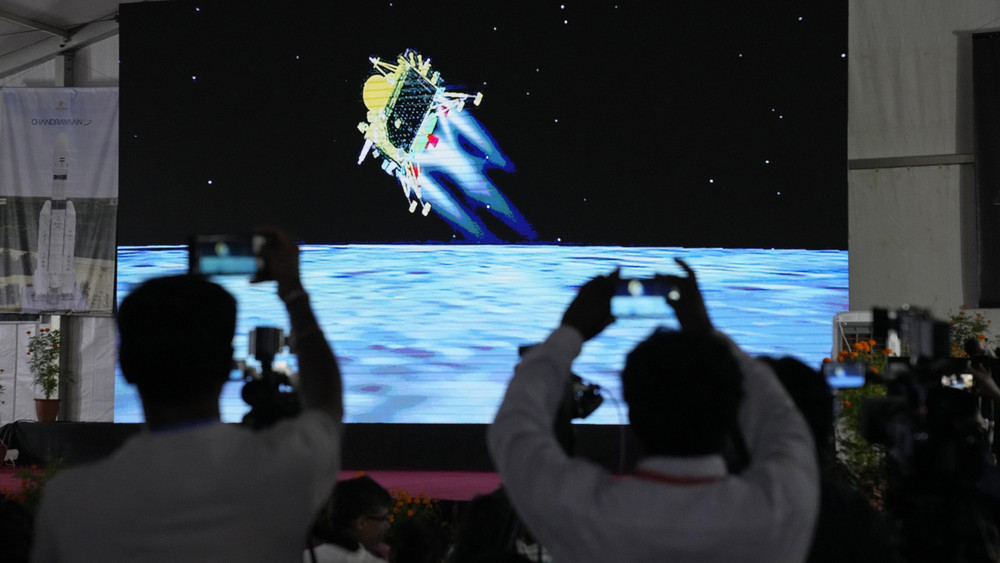 Journalisten filmen die Live-Übertragung der Landung des Raumschiffs «Chandrayaan-3» auf dem Mond in der ISRO-Einrichtung für Telemetrie, Ortung und Kommandonetz. Indien ist als viertem Land eine sanfte Landung auf dem Mond geglückt. Die Mondsonde sei sicher auf dem Erdtrabanten angekommen, teilte die indische Weltraumbehörde ISRO am Mittwoch mit.