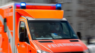 Feuerwehr zieht Leiche aus dem Main bei Frankfurt-Sindlingen