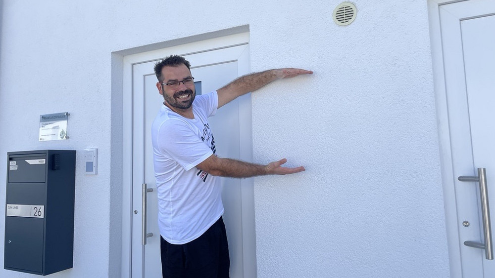 Notarzt Christian Weber vor seinem Haus in Lich-Muschenheim. Hier soll der Defibrillator hängen. Derzeit sammelt Weber dafür Spenden.