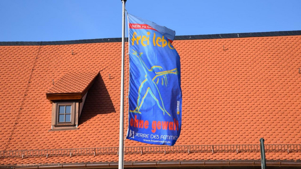 Am 25. November werden traditionell vor der Stadtwache die Fahnen mit der Botschaft „Frei leben – ohne Gewalt“ gehisst.