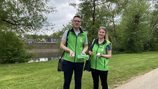 Umweltscouts klären in Marburg Menschen über Müllentsorgung auf
