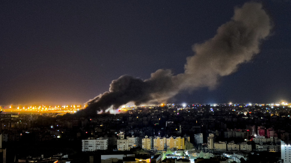 Nach israelischen Angriffen steigt Rauch in einem Vorort von Beirut auf.