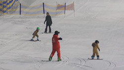 Schneeanzug trotz Hitzewelle: Abkühlung auf der Skipiste in Neuss