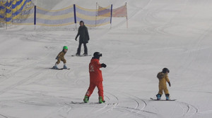 Schneeanzug trotz Hitzewelle: Abkühlung auf der Skipiste in Neuss