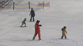 Schneeanzug trotz Hitzewelle: Abkühlung auf der Skipiste in Neuss