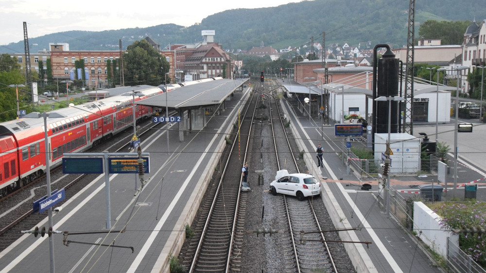 Der Blick von oben auf das Unfall-Auto.