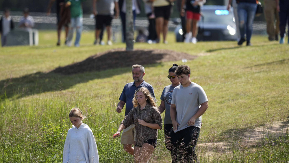 Schüler und Eltern verlassen den Campus der Apalachee High School im US-Bundesstaat Georiga. Bei einem Schusswaffenangriff wurden mindestens vier Menschen getötet.