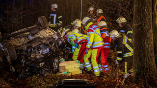 Auto überschlägt sich auf B84 - betrunkener Autofahrer schwer verletzt