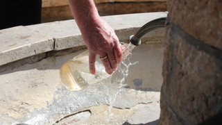 Wasserlauf: Symbolisch Trinkwasser von Frankfurt nach Schotten tragen