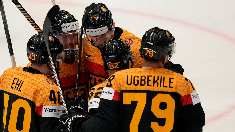 Die Deutsche Eishockey-Nationalmannschaft ist bei der Weltmeisterschaft auf Viertelfinal-Kurs: Sie gewinnt gegen Kasachstan überzeugend mit 8:2.
