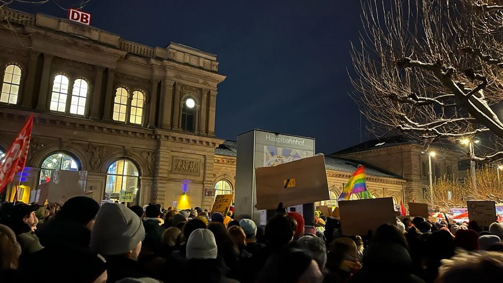 Berlin, Freiburg, und jetzt auch Mainz: Rund 5.000 Menschen haben sich vor dem Hauptbahnhof zu einer Demo gegen Rechts versammelt.