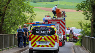 Senior fällt beim Angeln ins Wasser: Feuerwehr Eichenzell rettet ihn