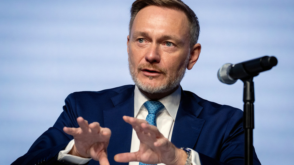 Bundesfinanzminister Lindner stellte die aktuelle Steuerschätzung vor. Demnach werden Bund, Länder und Kommunen im nächsten Jahr fast 13 Milliarden Euro weniger an Steuern einnehmen.