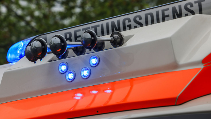 Zuviel Gas gegeben: Sozia fliegt bei Tann von Motorrad