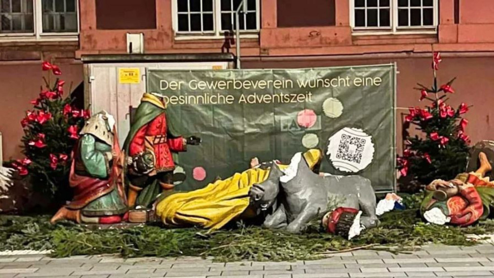 Den Weihnachtsfiguren in Rüsselsheim wurden die Köpfe abgeschlagen, die Polizei sucht Zeugen. 