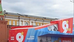 Ohne Panzer und Raketen – Putin nimmt Militärparade ab