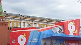Ohne Panzer und Raketen – Putin nimmt Militärparade ab