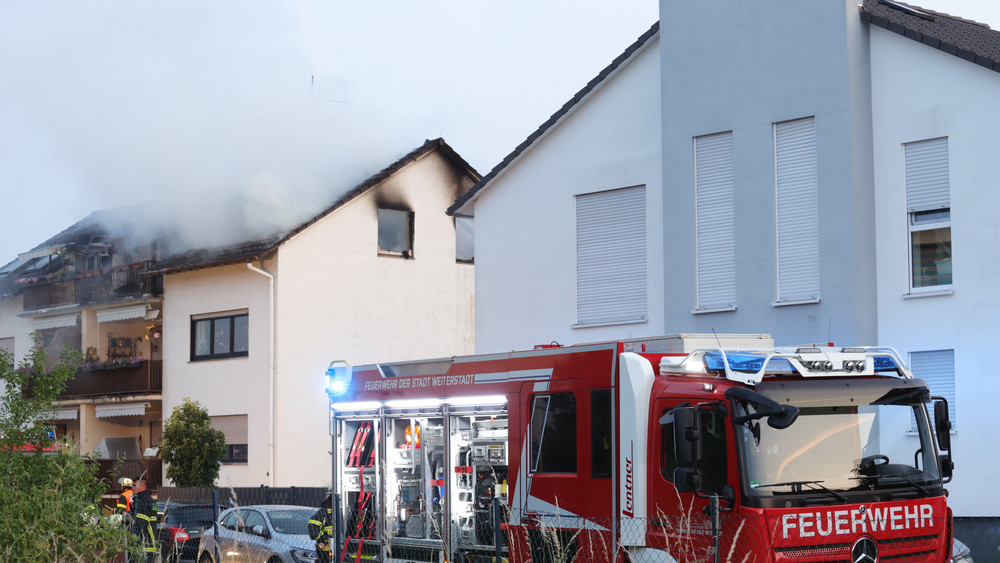 Ein Dachstuhl steht in einem Mehrfamilienhaus in Weiterstadt in Flammen. 