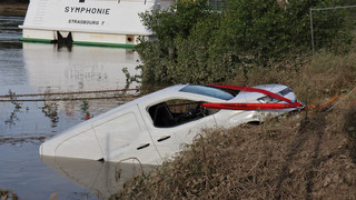 Mannheim: Auto rollt rückwärts in den Neckar