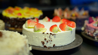 Tortenschlacht in Bäckerei: Frau bei Streit in Worms verletzt