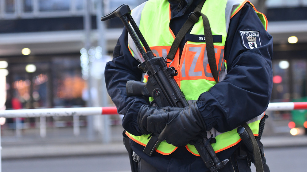 Eine Polizeibeamtin steht mit einer Maschinenpistole am Berliner Breitscheidplatz. Eine Mehrheit der Deutschen befürchtet, dass es im Zuge des Gaza-Krieges zu größeren Terroranschlägen auch in Deutschland kommen könnte (Symbolbild).