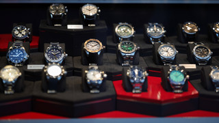 Polizei sucht Betrüger: Minderwertige Uhren in Friedberg verkauft