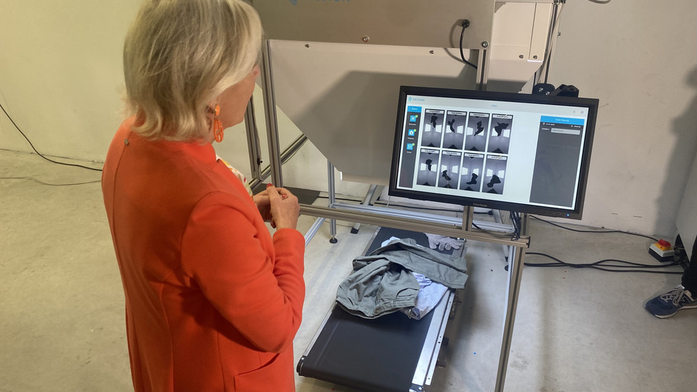 essens Digitalministerin Prof. Dr. Kristina Sinemus schaut sich die Altkleider-Analyse-Tools an