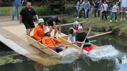 Lustige Kirmes-Tradition: Brühtrogrennen in Zella