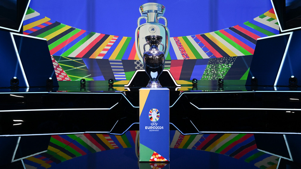 Um diesen Pokal kämpfen 2024 die Teilnehmer der EM in Deutschland - ab Dienstag können Fans Tickets für das Turnier kaufen.