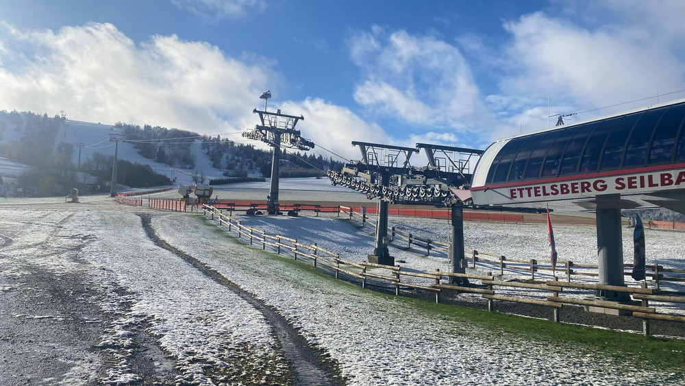 Unten gezuckert, oben schon eine richtige Schneedecke. So sah es am Montagvormittag an der Ettelsberg-Seilbahn in Willingen aus.