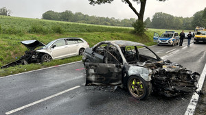 Mit Lkw zusammengekracht: Auto geht bei Hofgeismar in Flammen auf