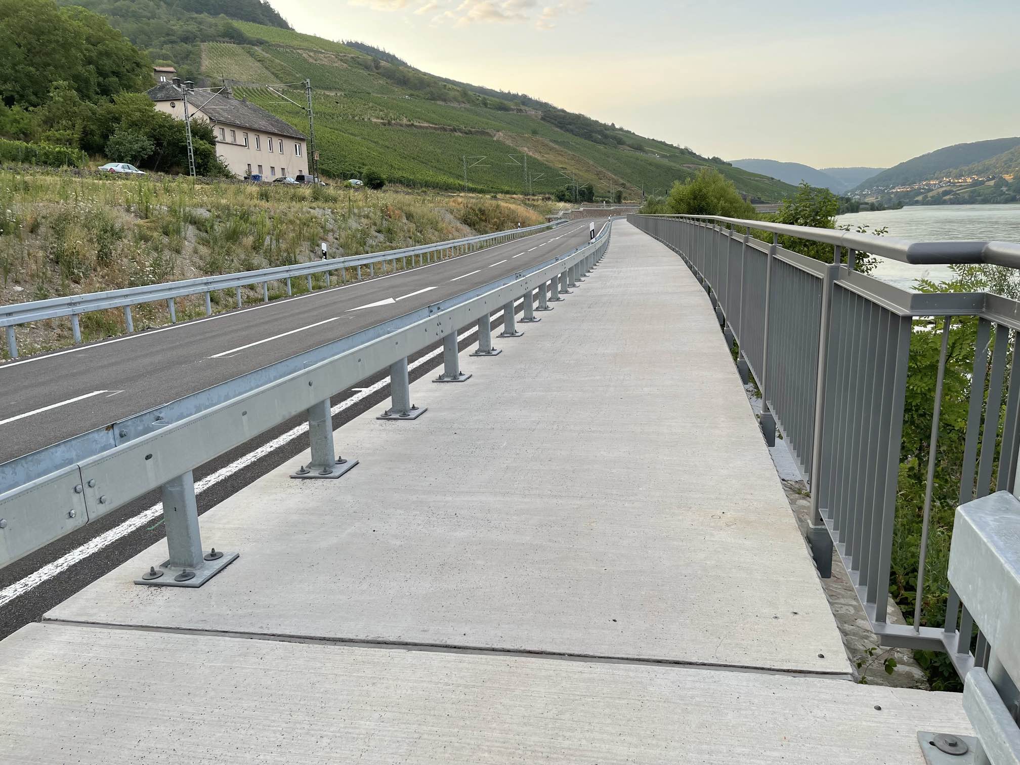 Der Radweg am Rhein - noch immer sind nur Teilstücke fertig - die weitere Ausbau verzögert sich erneut