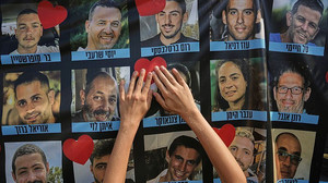Befreite Geiseln treffen nach zwei Jahren Gefangenschaft ihre Familien in Tel Aviv