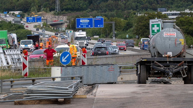 Schäden bremsen Verkehr bei Schiersteiner Kreuz auf A66