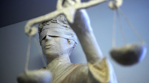 Mann sticht in Frankfurt Bettler nieder für Gefängnisstrafe