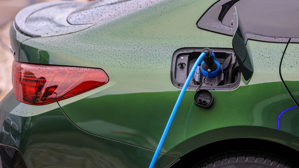 Elektroauto lädt an Ladesäule