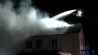 Rüsselsheim-Königstädten: Wohnwagen setzt zwei Wohnhäuser in Brand