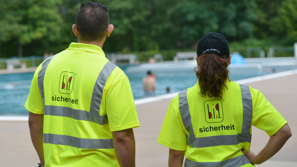 Viele Freibäder in Hessen geben an, Securities in ihren Bädern einzusetzen. (Symbolbild)