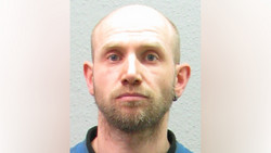 Flucht nach brutalem Angriff: Polizei sucht diesen Mann