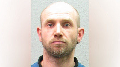 Flucht nach brutalem Angriff: Polizei sucht diesen Mann